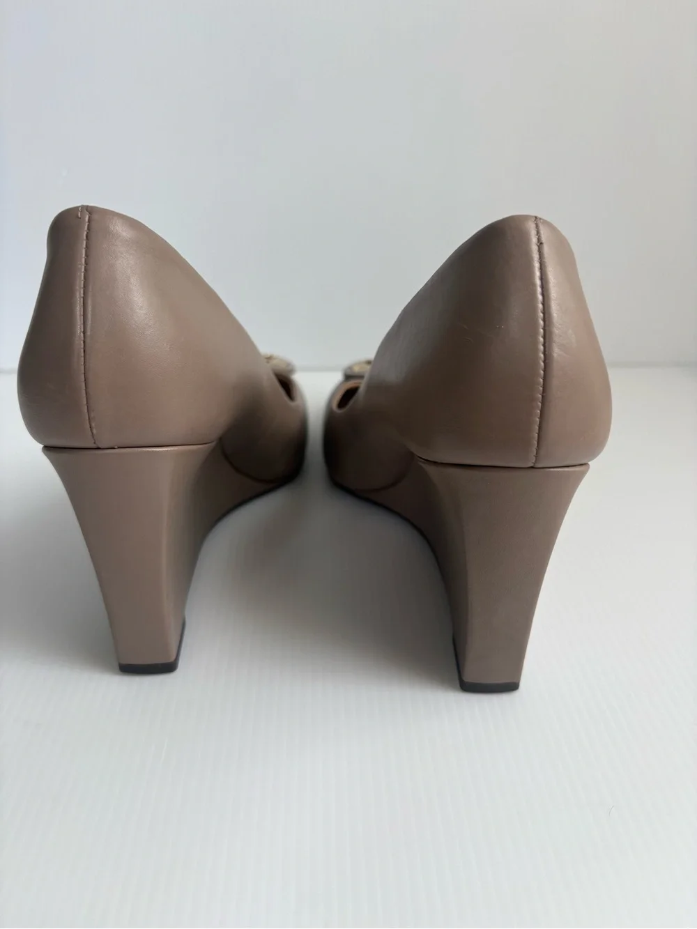Tory Burch Luna 85mm Taupe Wedges Shoes Pumps Size 8 EUC